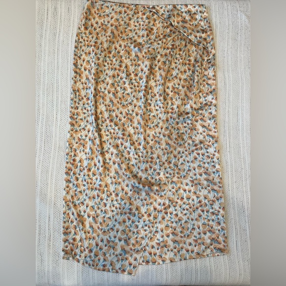 Vince Dresses & Skirts - VINCE Flower Pattern Pencil Skirt in Tan and Blue